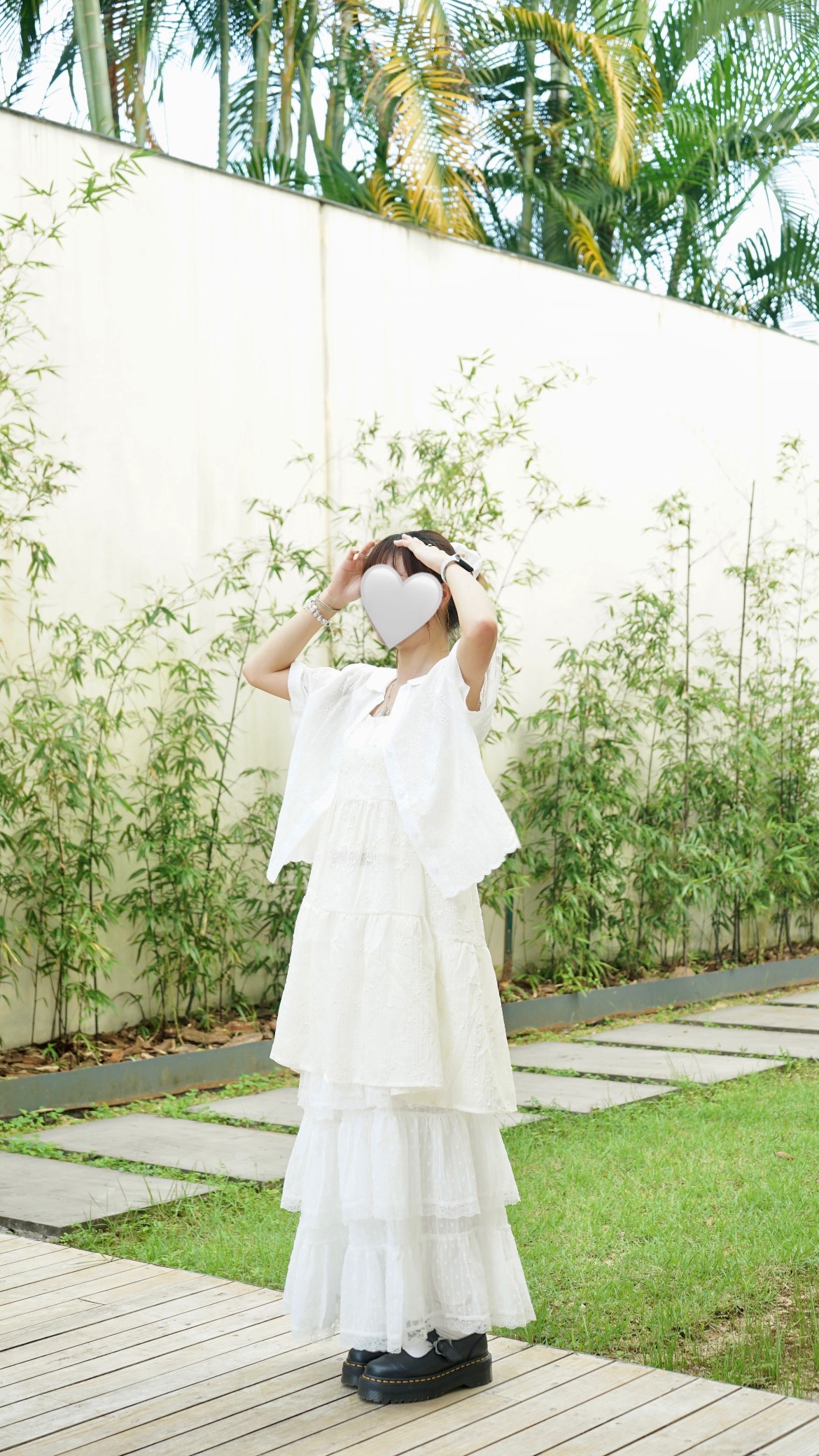 1BB0B988-431B-43C3-8E1A-B76829E8F536 花花刺繡壓紋恤衫