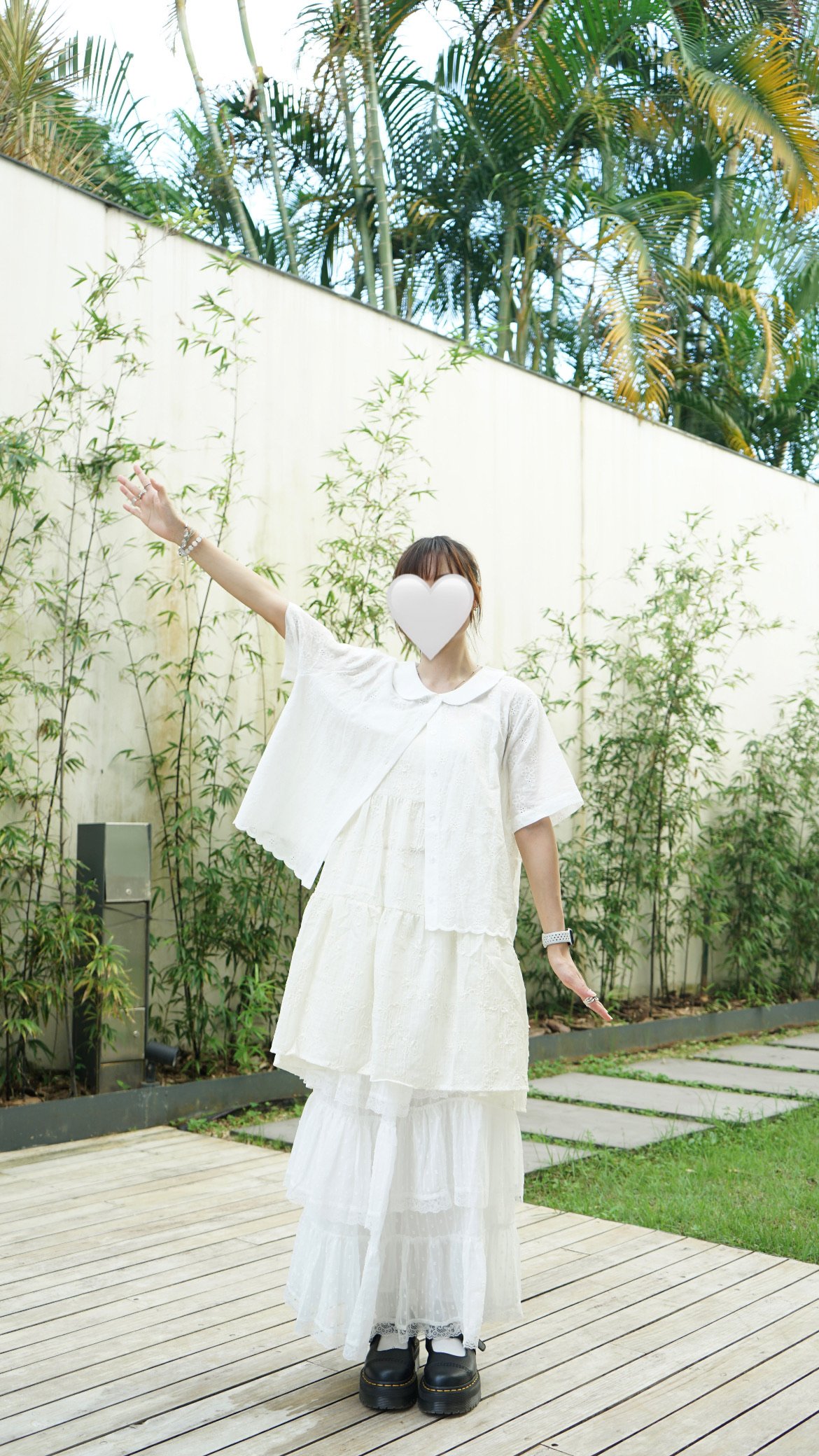 61389C10-5773-40D3-8061-7D9680AB6600 花花刺繡壓紋恤衫