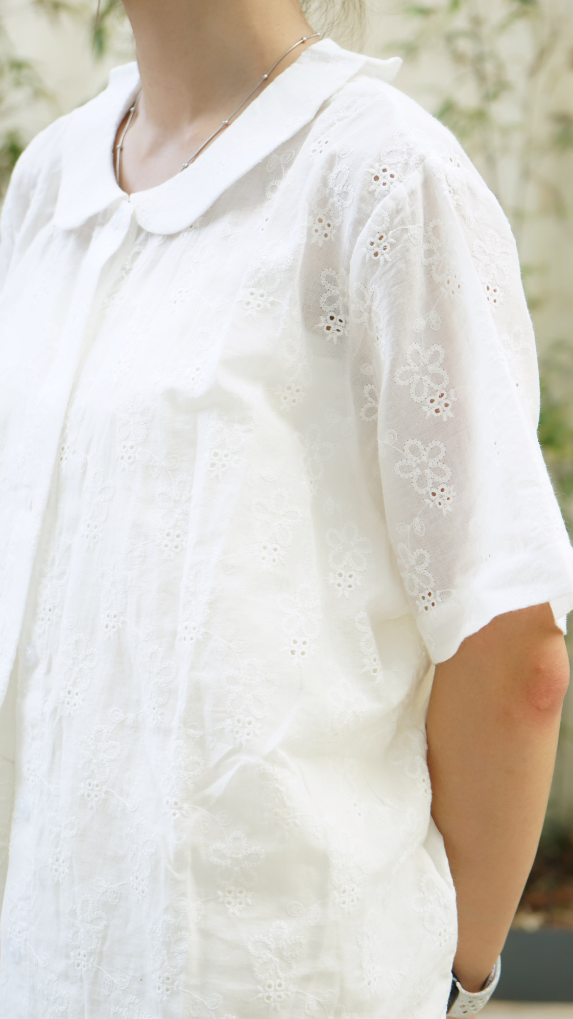 827D53D3-B3D1-4DB6-B8EB-821AF957EFAF 花花刺繡壓紋恤衫