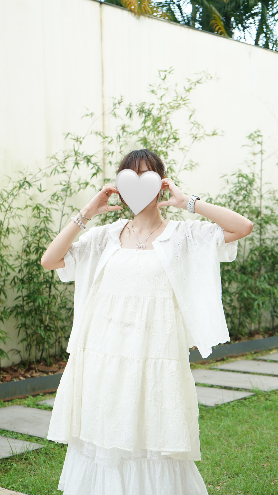 BDC6EC05-06F7-4A71-9DDE-FFACFEEF18CC 花花刺繡壓紋恤衫