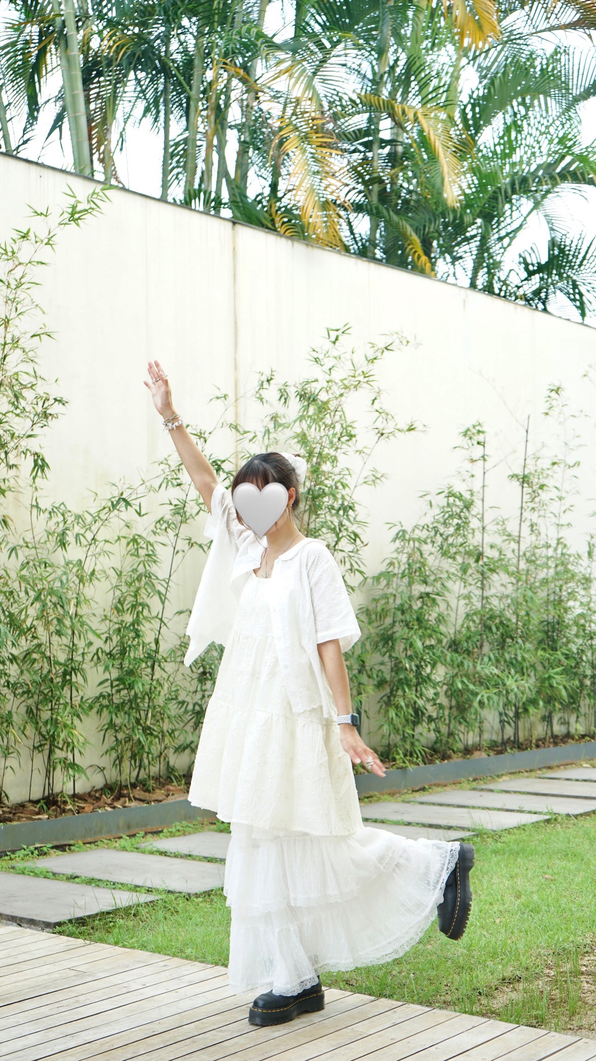 E366FDE8-D374-4E0C-B92E-BDE88438F68B 花花刺繡壓紋恤衫